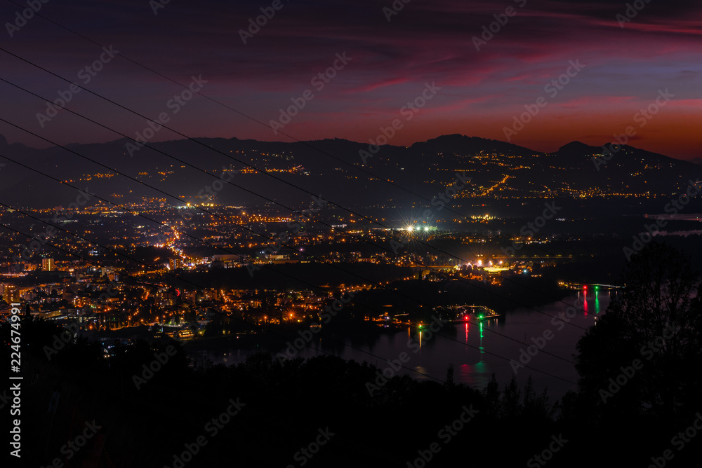 Naklejka premium Bregenz bei Nacht