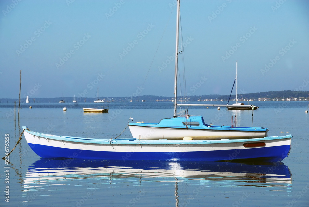 Ville d'Arès, bateaux bleus à marée basse, département de Gironde, France