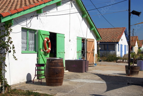 Ville d'Arès, le port ostréicole, cabanes de pêcheurs, volet vert,département de la Gironde, France 