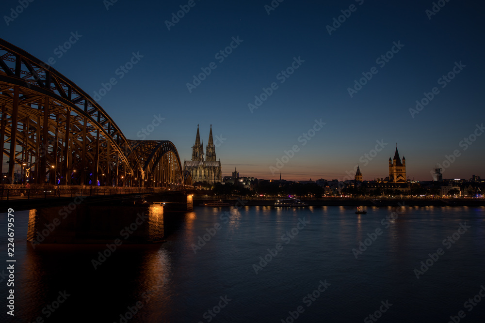 Fototapeta premium cologne bridge by night dome