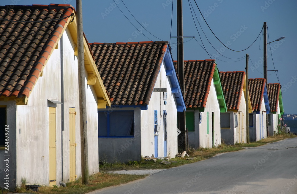 Naklejka premium Ville d'Arès, le port ostréicole, cabanes de pêcheurs colorées, département de la Gironde, France 