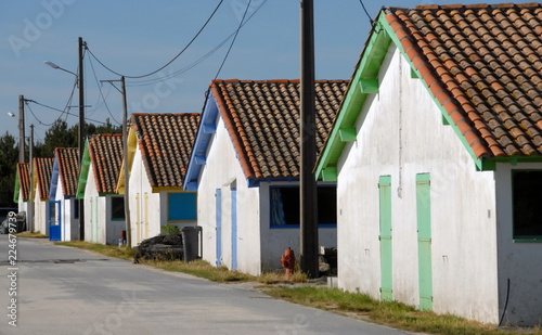 Ville d'Arès, le port ostréicole, cabanes de pêcheurs colorées, département de la Gironde, France 