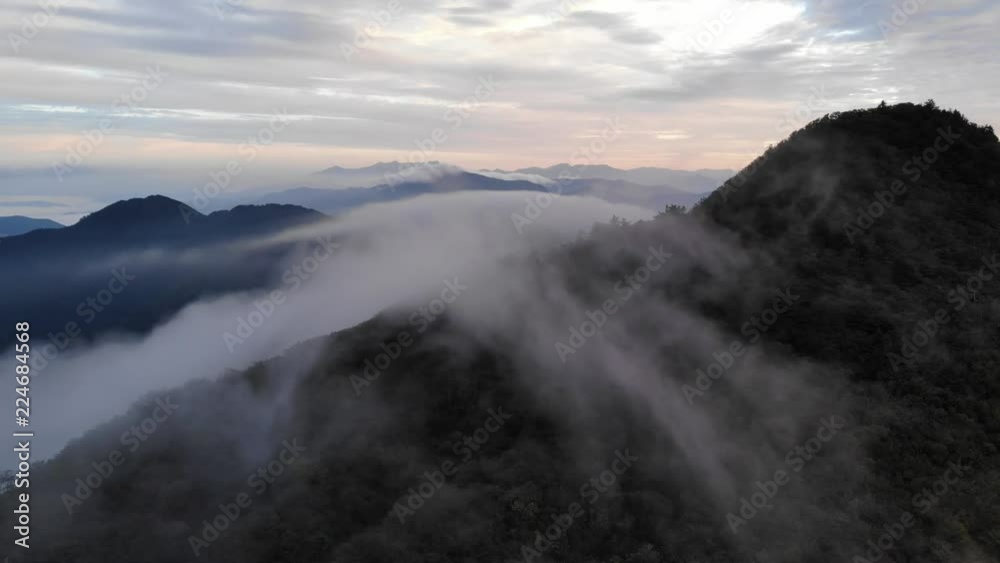 四国カルスト, 天狗高原, 山を這う雲が朝日に照らされる