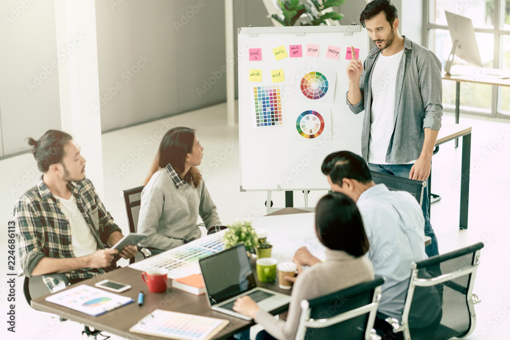 Obraz premium creativity brainstorm ideas concept with business partnet meeting workshop in conference room office background