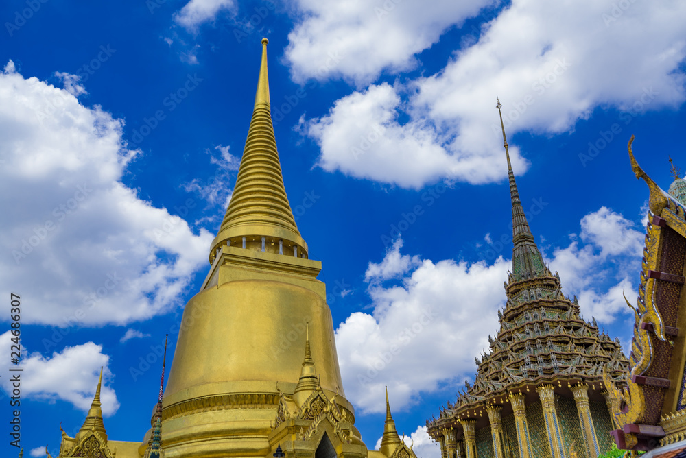 Fototapeta premium タイ王宮 プラ・シー・ラッタナ・チェーディー （Phra Sri Rattana Chedi）とプラ・モンドップ（Phra Mondop）