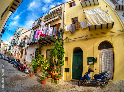 Fototapeta Tradycyjna wąska ulica w starym miasteczku Cefalu w Sicily, Włochy