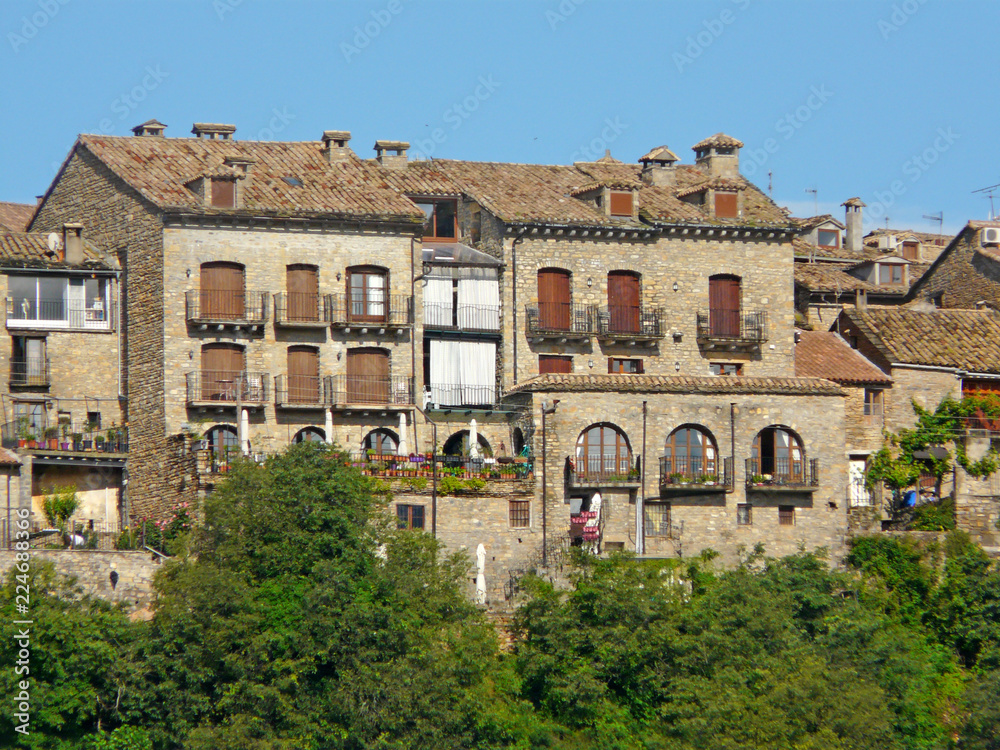 Detalle de las casas de piedra del pueblo medieval de Ainsa (Huesca). 