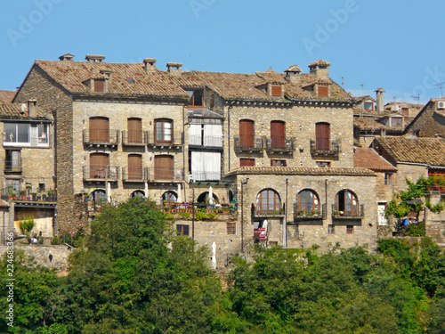 Detalle de las casas de piedra del pueblo medieval de Ainsa (Huesca).  © maiteia