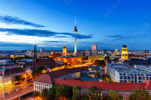 Berlin Fernsehturm Rotes Rathaus bei Nacht Deutschland Stadt