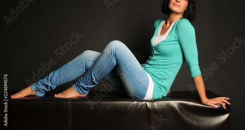 junge attraktive schlanke frau mädchen in jeans top shirt  photo