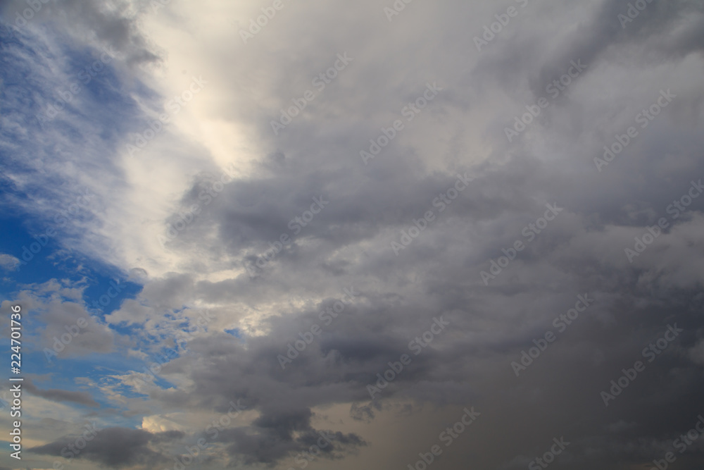 Obraz premium Clouds in the sky at sunset as background
