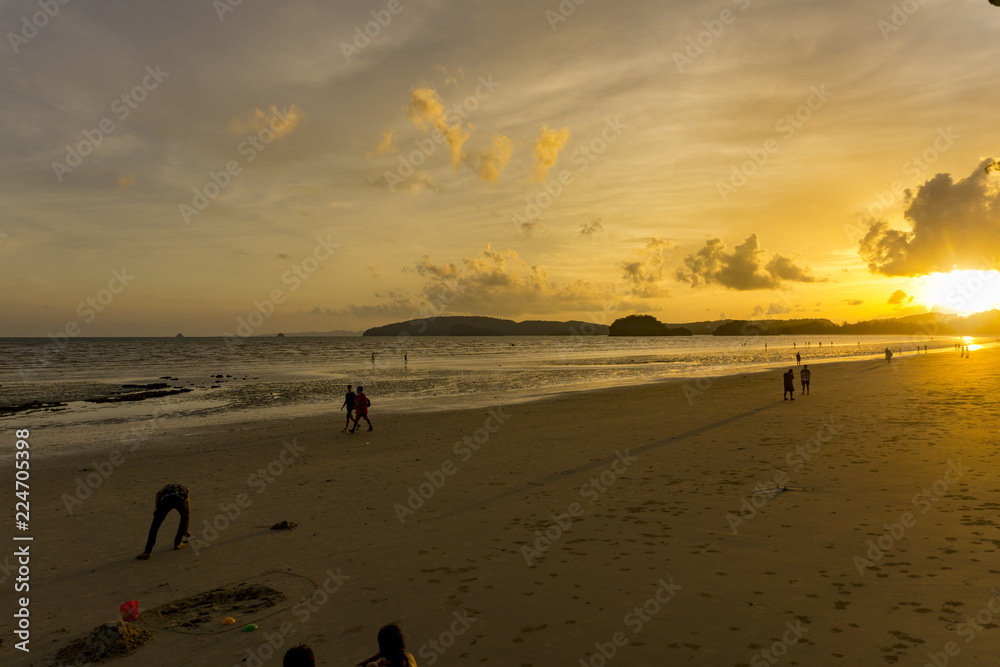 Obraz premium Sunset at the nopharat thara beach in thailand