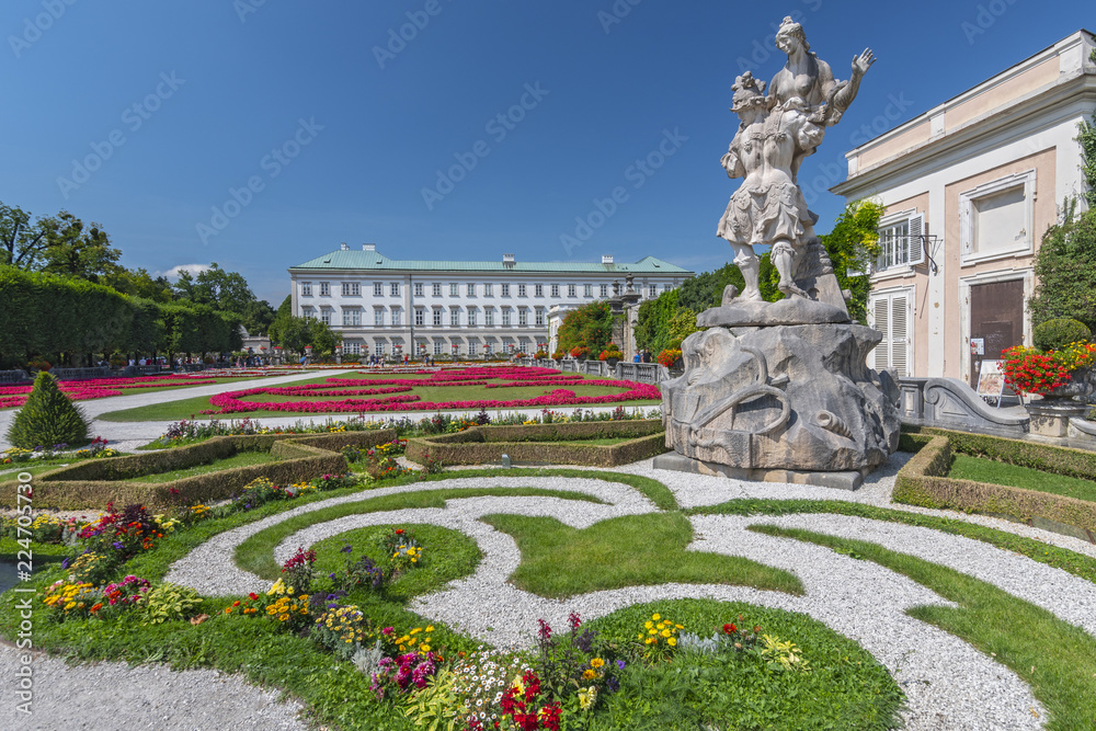 Obraz premium Rzeźba Paryża uprowadzającego Helenę, pałac Mirabell w Mirabellgarten (ogrody Mirabell), Salzburg, Austria.