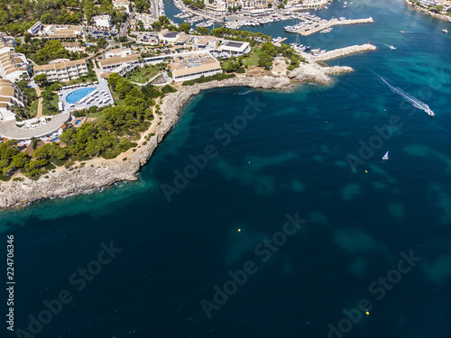 Luftaufnahme, Spanien, Balearen, Mallorca, Küste von Porto Petro Region Cala D' or , Gemeinde Santanyi,  mit Häusern und Villen photo