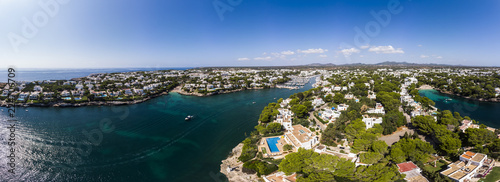 Slika na platnu Luftaufnahme, Spanien, Balearen, Mallorca, Cala D' or und Bucht Cala Ferrera mit