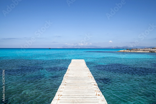 Molo in legno bianco a Formentera