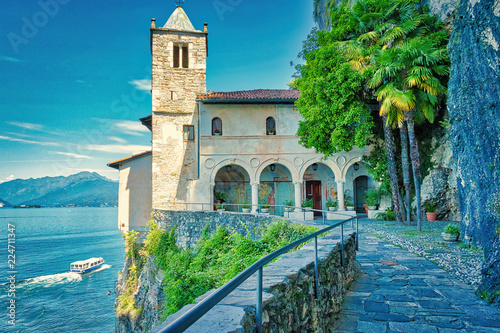 Monastero sulle rocce a strapiombo sul lago photo