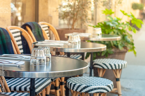 Fototapete Charming parisian sidewalk cafe,outdoor tables, Paris, France