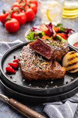 Fototapete Steakhouse Filetsteak mit Salat und Tomaten  © FoodAndPhoto