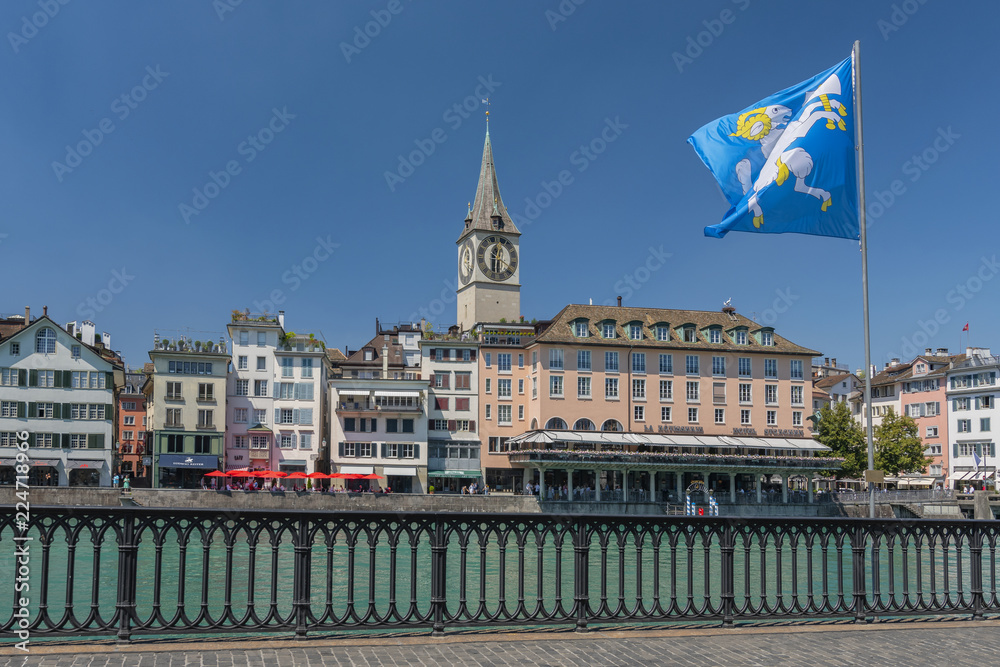 Naklejka premium Old town of Zurich with St. Peter church Clock Tower along Limmat river, Switzerland.