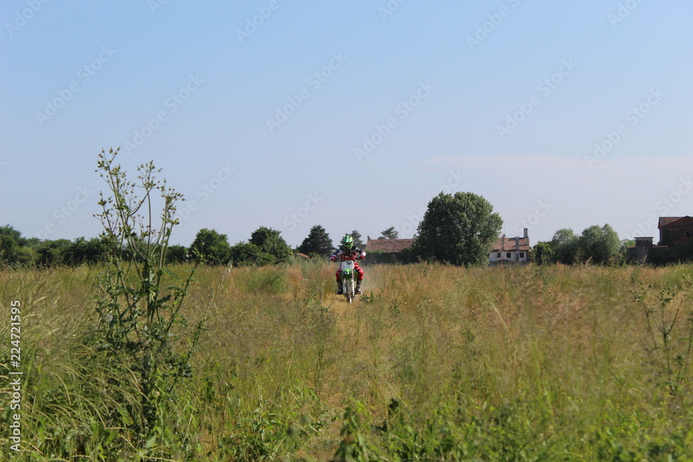 Una Moto che attraversa un campo Una Moto che attraversa un campo