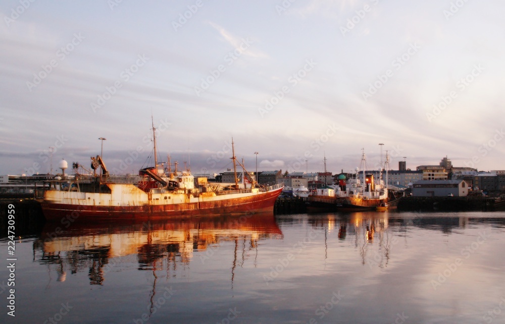 Fototapeta premium Atardecer en el puerto de Reikjávik en Islandia.