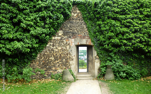 Fotografie old wall and door, Prague