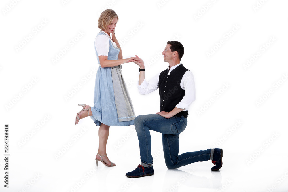 Paar Hochzeitsantrag im Dirndl und Tracht Porträt Paar Hochzeitsantrag im Dirndl und Tracht Porträt