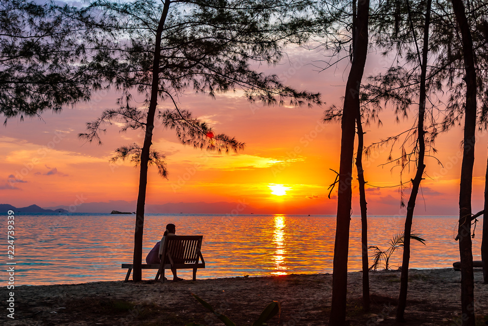 Romantic atmosphere at moment of sunset With beautiful beaches