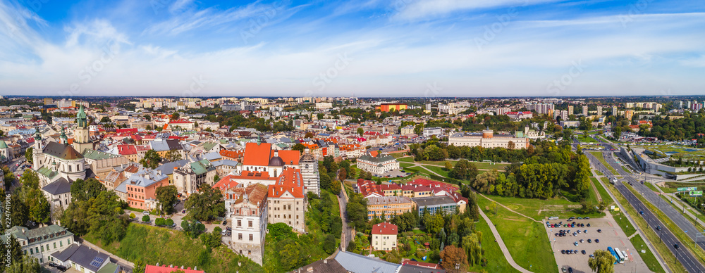 Lublin - krajobraz miasta widziany z lotu ptaka. Panorama Lublina z powietrza z zamkiem i katedrą.