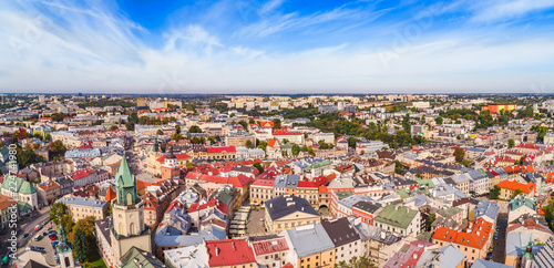 Lublin, panorama starego miasta z lotu ptaka. Wieża Trynitarska i Trybunał Koronny widziane z powietrza.