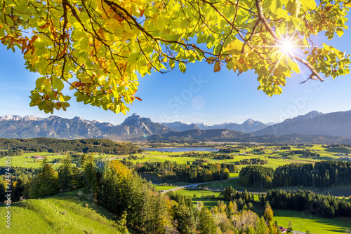 Herbst Landschaft im Allgäu mit Berge der Alpen
