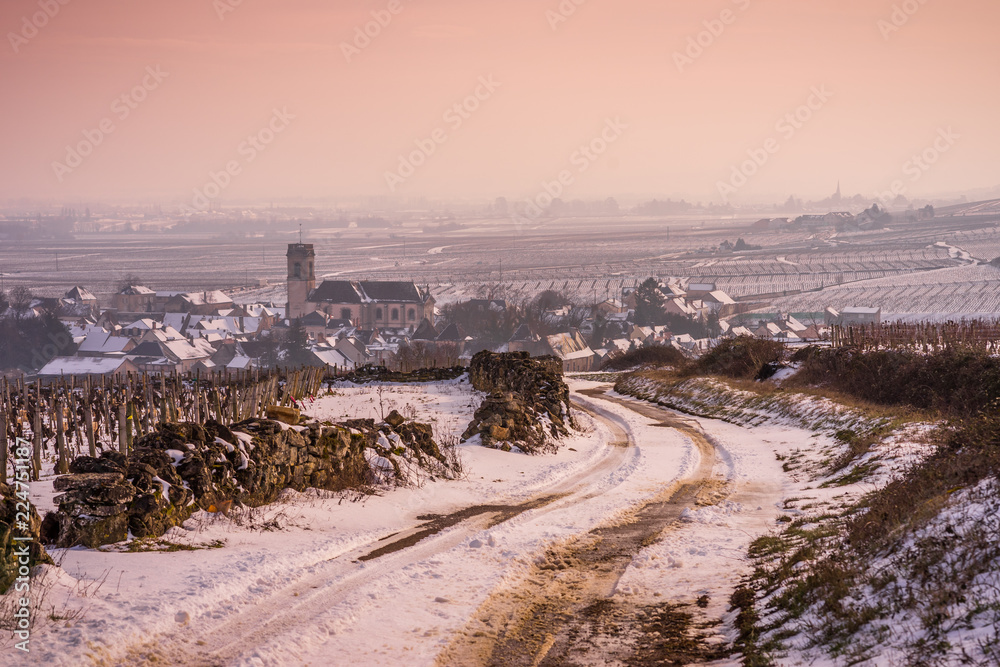 Obraz premium village de Bourgogne enneigé