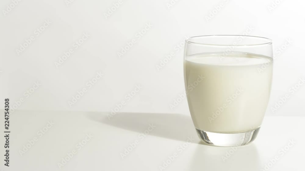 Vaso de leche en la mesa blanca