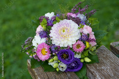 Fototapeta Naklejka Na Ścianę i Meble -  Sommerlicher Blumenstrauß