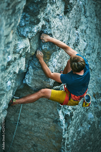 wspinaczka skałkowa. wspinacz człowiek wspinaczka trudną trasę na skalistej ścianie