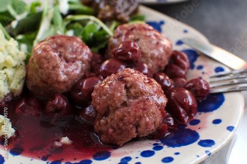 Fotografia le boulet  with cherry sauce, herb and mash
