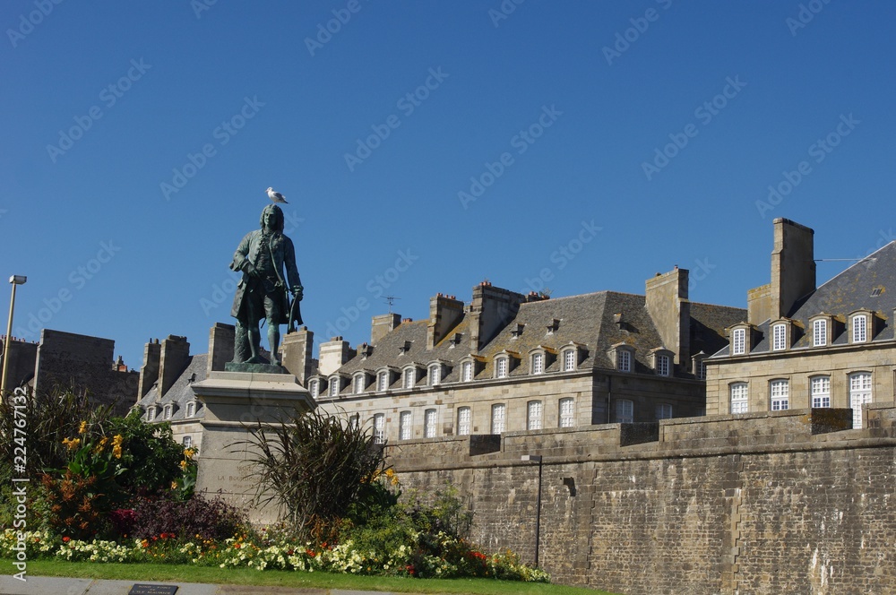 St Malo et la statue de François-Mahé de la Bourdonnais