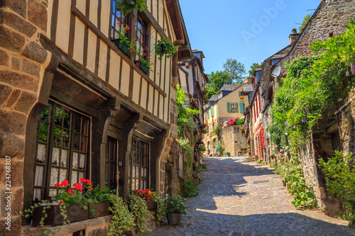 Vieilles maisons dans la ville de Dinan, Bretagne © aterrom