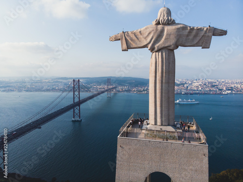 Behang View of The Sanctuary of Christ the King, Cristo Rei, Almada, Lisbon, with 25 de