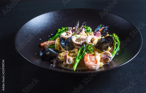 Salad with shrimps, squids and broccoli
