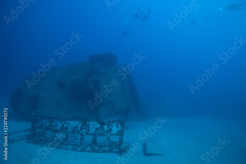 Scuba divers head to the El Águila wreck on Roatan, Honduras