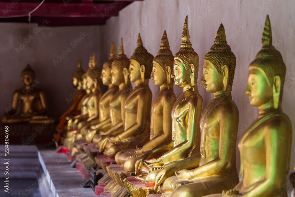 Fototapeta premium Beautiful Golden Buddha Many statues at Wat Phra Si Rattana Mahathat also colloquially referred to as Wat Yai is a Buddhist temple (wat) It is a major tourist attraction Phitsanulok,Thailand.