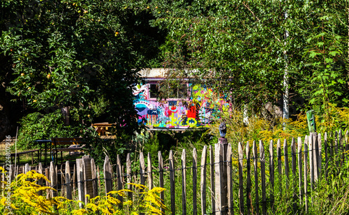 Bunter Wohnwagen im Grünen photo