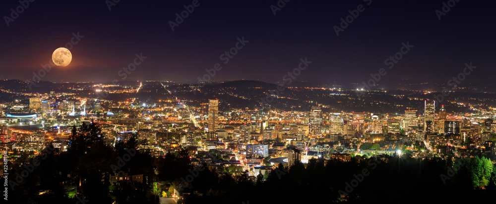 Fototapeta premium Downtown Portland, Oregon at sunset