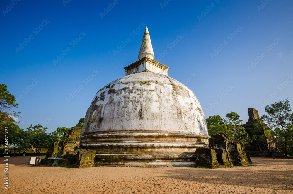 Kiri Vehera Dagoba in the Ancient City of Polonnaruwa, UNESCO World Heritage Site, Sri Lanka, Asia Kiri Vehera Dagoba in the Ancient City of Polonnaruwa, UNESCO World Heritage Site, Sri Lanka, Asia