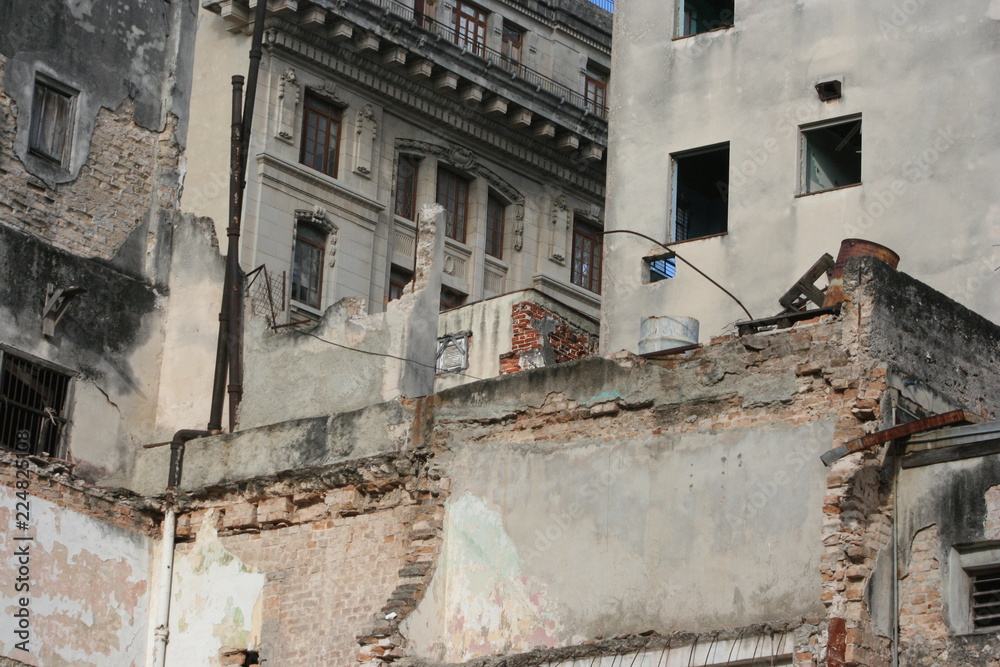 Ruines et ville à la Havane