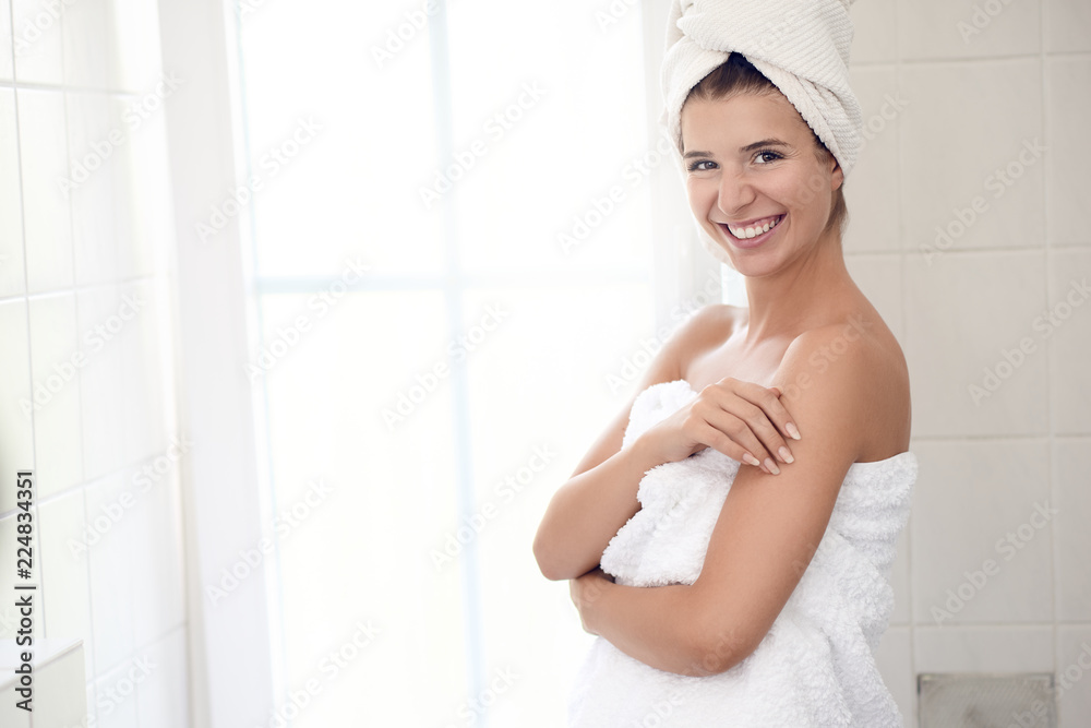 Hübsche junge Frau im Badezimmer Hübsche junge Frau im Badezimmer