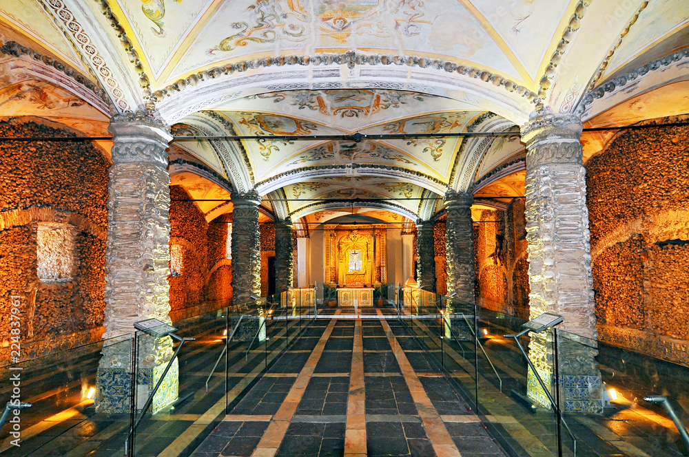Obraz premium Capela dos Ossos, at the Igreja do Carmo, church of the The Order of the Brothers of Our Lady of Mount Carmel or Carmelites, Faro, Algarve, Portugal.