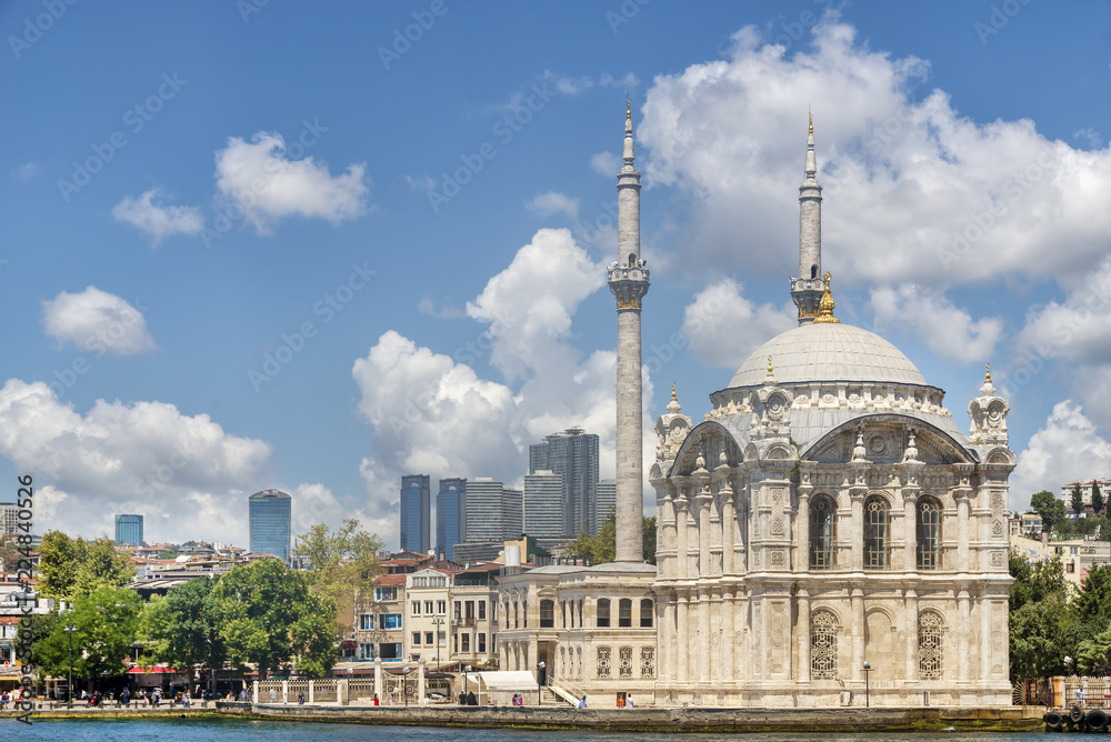 Obraz premium Ortakoy Mosque and Ortakoy Pier Square, Istanbul Turkey